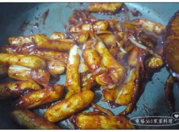 step6: 放入煎好的年糕，燴煮至收汁即完成。