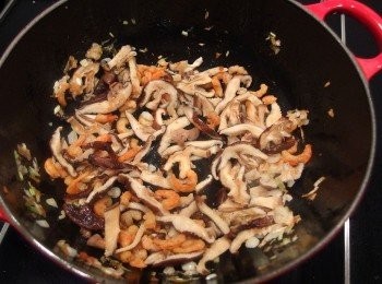 step8: 繼續使用剛才的鍋將蔥白下鍋爆香,再放入蝦米及香菇下鍋拌炒出香氣。