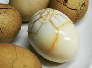 step4: 這是剛蒸煮完的蛋，有漂亮的裂痕，如果泡在湯汁久一點，會更上色喔!!