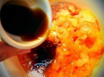 step6: 加入淬釀醬油露一大匙混合