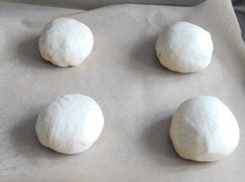 step3: 拿出麵團，分成6等份，然後搓圓。放在灑有玉米粉的烤盤上，用保鮮紙包好，再待一個小時作第二次發酵，麵團會稍為脹大