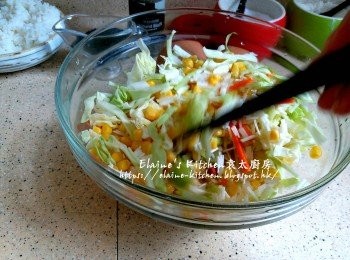 step4: 大碗內逐一放入甘旬絲 , 西芹粒 , 金菇 , 粟米粒及椰菜絲拌勻