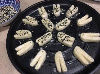 step8: 兩面掃上少許牛油, 再灑上糖、黑白芝麻