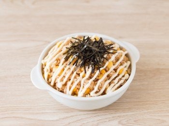 step5: 煮好飯後盡快打開蓋弄鬆米飯，疏掉蒸氣，等一會後可盛起，加上蛋黃醬和紫菜碎，拌勻享用。