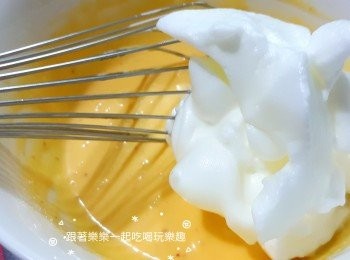 step6: 蛋白分3次挖到蛋黃糊中輕巧快速拌勻。