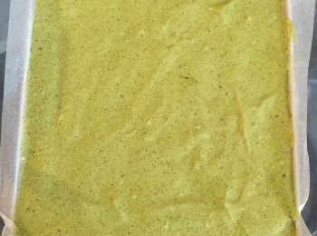 step6: 將蛋糊完全拌勻後，倒進已放入牛油紙的焗盤內，並放入已預熱230度的焗爐內焗約25分鐘。（視乎不同的爐溫，大概焗至蛋糕面微焦的狀態） ***焗完後拿出來放涼，表面要用保鮮紙或焗盤覆蓋，以防變乾。