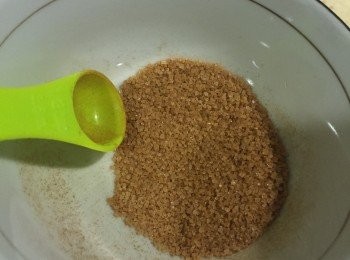 step6: 準備肉桂糖粉~
我手邊沒有細砂糖
所以是很大顆的砂糖有點沾不上吉拿棒
建議用細一點的砂糖喔！
 
將細砂糖與肉桂粉輕輕拌勻
起鍋的吉拿棒沾上糖粉就可以了
