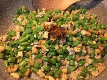 step5: 最後放入XO醬、蠔油、胡椒粉、指天椒調味便可上碟。