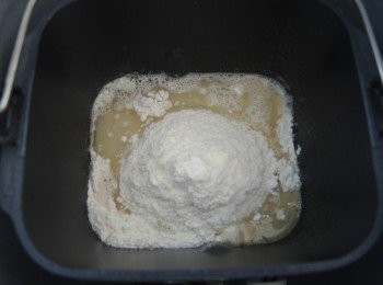 step2: 將高筋麵粉，鹽，糖和酵母水放入麵包機中，按麵糰程式揉麵糰15-20分鐘至麵糰柔軟不沾手。按麵糰發酵程式，發麵糰至兩倍大（約45-60分鐘）。