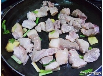 step4: 之後放入五花肉炒至兩面表面變白