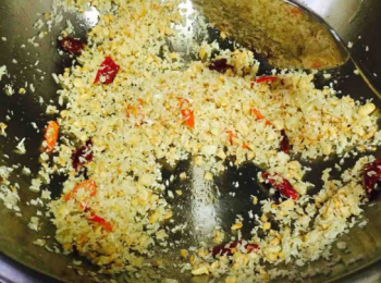 step4: 放入麵包屑翻炒至金黃，如果鍋裡還是油膩膩的就繼續放，直到麵包屑都乾爽金黃，注意翻炒，不要糊了。