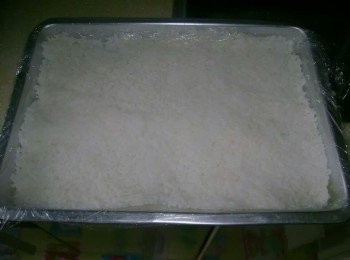 step1: 壽司做法：
首先飯已經煮熟，一定要快手，用一個器皿鋪上保鮮紙，然後落飯，用飯學按平飯，再可以放自己喜歡材料，但不要放得太多，最後用飯放在面，再用飯學按實，兩隻手仔對角向上拉，就可以切件，
紫菜碎，已經切好，放在紫菜碎，盡量四邊都有紫菜碎，味道非常好，