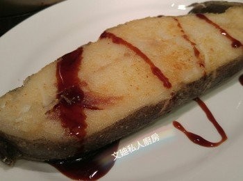 step1: 洗乾淨魚扒後索乾水份,生粉和雞粉放入保鮮袋內搖混,再將魚扒放入保鮮袋內,生粉一定要包裹全塊魚扒,最後輕壓一下魚扒才半煎炸。