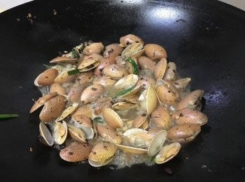 step5: 加入<span class="group_2">汁料</span>, 關蓋煮4-5分鐘至花甲的殼全開, 最後將青椒回鑊炒均, 可以埋茨汁即成