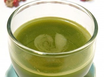 step2: 杯中放冰塊，倒入步驟1的抹茶就完成囉。