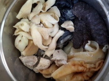 step4: 將所有材料倒電子湯煲中