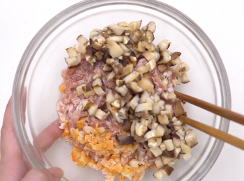 step3: 拌入豬肉醃約20分鐘
