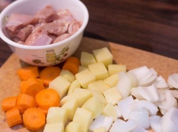 step1: 雞腿肉去皮，除去多餘的肥肉，切成一口大小再用醃料醃至少半小時。<span class="group_2">蔬菜部份</span>去皮洗淨，切成相約大小