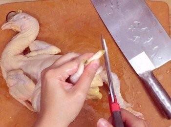 step2: 雞先洗淨，自把指甲剪去（煮時迫出雞油及不用怕插穿慢煮袋）