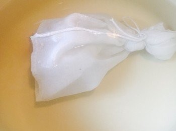step3: 白胡椒先用刀拍碎，按喜好可放入煲湯袋內，紥好。放入水中煲至沸騰。