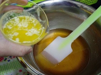 step2: ☆糖與80g熱水拌至完全溶化，加入液態牛油拌勻，最後加入蛋液及菜油充分拌勻