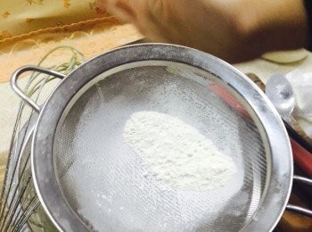 step1: 蛋清蛋黃分離，蛋清放至無水無油的打蛋盆中待用，將蛋黃至於大碗中打散，加入牛奶沙拉油攪拌均勻 ，篩入45g低粉 ，攪拌均勻。