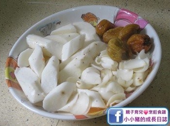 step3: 鮮淮山去皮切件；鮮百合切去頭尾啡黑色部分，逐塊剝開；蜜棗洗淨~