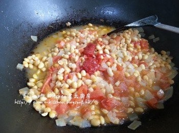 step5: 加入茄汁 , 鹽 , 胡椒粉拌勻蓋上蓋繼續用慢火煮1小時至黃豆腍身