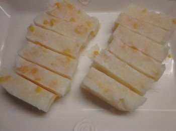 step3: 結凍後拿出切塊(要趁冷凍趕快切,退冰不好切容易碎)