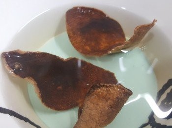 step3: 陳皮去除白色囊，桃膠去除黑色雜質，備用。