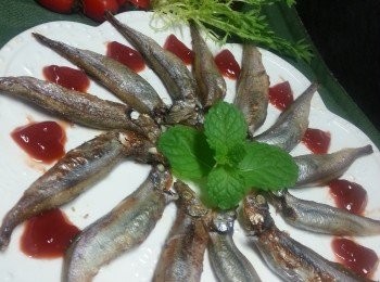 step7: 當<a href="https://cook1cook.com/shop/item/741?utm_source=cook1cook&utm_medium=recipeingredients&utm_campaign=o" target="_blank" data-keyword="多春魚" class="guide-link"><strong>多春魚</strong></a> <span style="display:inline-block;vertical-align:middle;margin-top:-3px;color:initial;border-radius:3px;padding:2px 3px;font-size:12px;line-height:14px;background:#87d300;color:#fff;">即買</span> 焗至金黃自已喜愛程度後,即可以上碟配地捫香辣茄汁進食