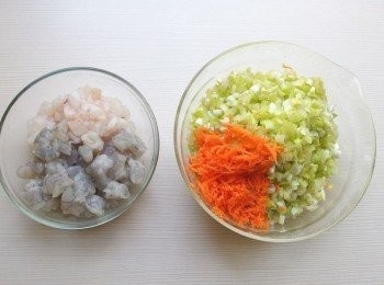 step2: 蝦仁去腸泥切塊狀,中捲去除內臟及外皮,清洗後切小塊,韭黃切碎