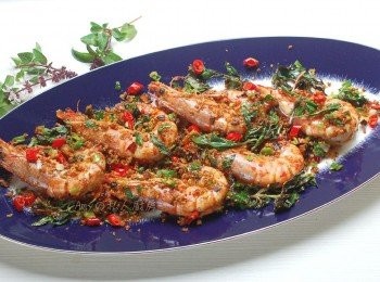 step11: 色香味俱全,是一道很棒的宴客菜及年菜。由蒜蓉,豆酥配成的避風塘炒明蝦，肉質Q彈，味道也很鮮甜喔 ^_^