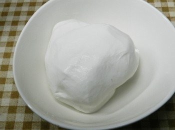 step2: 在來米粉與糯米粉加水揉成團！