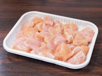 step1: 把雞肉切成約 1.5 吋大小的方粒，加入粟粉、鹽、白胡椒粉和 6 茶匙水拌勻，用手按至水份被雞肉吸收，靜置約 10 分鐘後加入生油拌勻。