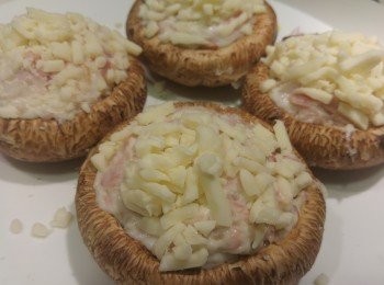 step7: 大啡菇面撒上 mozzarella cheese,輕輕按壓芝士。