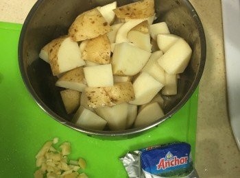 step1: 馬鈴薯表皮刷乾淨，洗淨切塊
(不用去皮喔~表皮有很多營養，而且炒起來顏色很好看！)
將蒜頭切小丁備用。