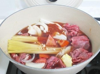 step1: 把所有材料(除了鹽)通通都放入鍋中!!!!煮至沸騰後蓋上鍋蓋轉中小火煮約10-15分鐘~過程中要開蓋翻一下麵條!!最後以鹽調味即完成囉&gt;////