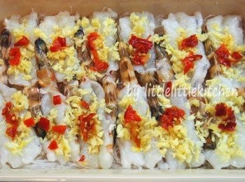 step2: 放蒜蓉，剁椒，隔水蒸 5 分鐘