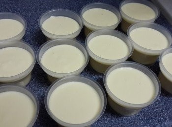 step7: 將榴槤牛奶，平均倒入布丁杯中，拎起布丁杯輕輕震去表面氣泡