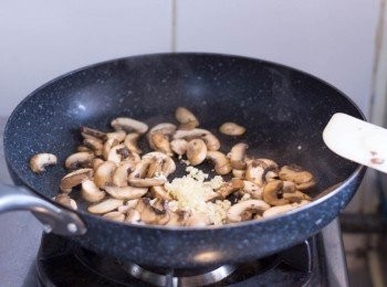 step6: 加蒜末多炒 1 分鐘至有蒜香味