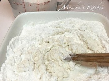 step1: 椰漿分三次加入糯米粉中，慢慢拌勻至滑溜沒有顆粒。