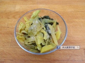 step2: 酸菜用水沖凈，吸乾水分，切絲，用半茶匙糖拌勻。