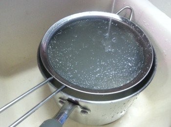 step4: 焗好的西米沖水過泠河至凍，將膠質洗去，備用