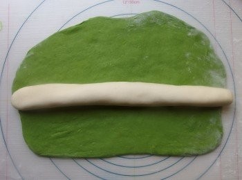 step16: <span class="group_3">原色麵皮</span>滾成圓柱型,放在<span class="group_5">菠菜麵皮</span>上,用<span class="group_5">菠菜麵皮</span>包覆住<span class="group_3">原色麵皮</span>。
