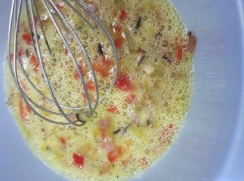 step5: 雞蛋打勻後，加入奶 ＆ 麵粉 ＆ 調味料拌勻
加入炒好的材料拌勻