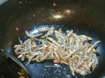 step4: 餘油下小魚乾煸炒