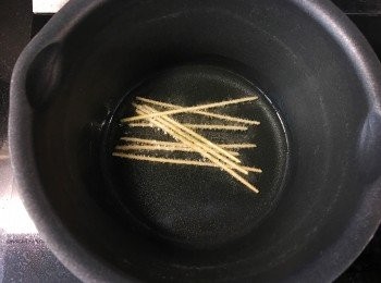 step7: 將意粉炸好。