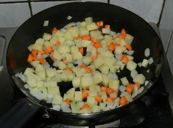 step3: 再下馬鈴薯丁與紅蘿蔔丁快炒