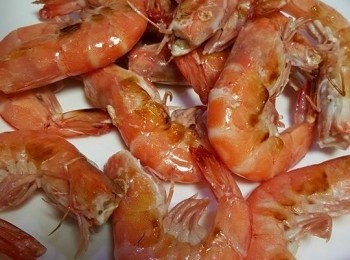 step2: 熱鑊下油，放入蝦中火煎至8成熟，取出備用